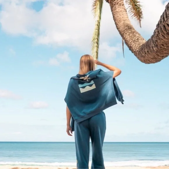 Saltwater LUXE Follow the Sunshine Sweatshirt Sz Med Summer Windy Beach Graphic - Picture 5 of 5